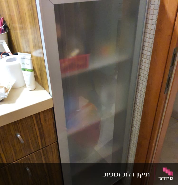 דלת זכוכית חלבית בארון מטבח